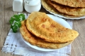 Пісні чебуреки з картоплею та грибами