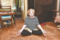 Бабуся -- йог: 87-річна жінка стоїть на голові, обливається холодною водою і навіть сідає на шпагат