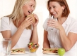 Развеиваем мифы: вредно ли пить воду во время приема пищи?