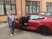 Дідусь-продавець меду з багажника Tesla у Києві розповів про візити Ющенка