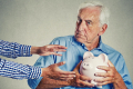 Пенсійна реформа: працівники важких професій можуть втратити зароблені пенсії