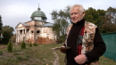 Встановили дзвіницю, паркан і висадили дерева: пенсіонер з Чернігівщини продав батьківську хату, щоб відбудувати церкву
