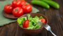 Почему вредно есть огурцы и помидоры в один прием пищи