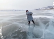 76-летняя пенсионерка в самодельных коньках виртуозно катается по озеру