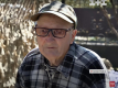 90-річний волонтер Сергій Вознюк плете для українських військових камуфляжні сітки 
