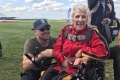 "Повні штани радості". На Дніпропетровщині 71-річна бабуся на візку стрибнула з парашутом
