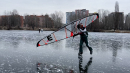 На ковзанах та з вітрилом по озеру — пенсіонер із Сум опановує новий вид спорту