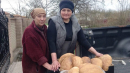 Пенсіонерка з Тернопільщини спекла на фронт тисячу хлібин