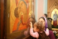 Священик пояснив, чи потрiбно в храмi протирати iкони перед прикладанням до них