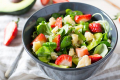 Хрумаємо зелень: легкі й недорогі салати на щодень 
