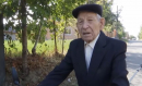 100-річний пенсіонер ганяє на мопеді і робить вино, секрет простий: "П'ю це щодня"