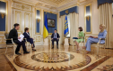 Тепла ванна для президента: про що Зеленський розповів в інтерв'ю телеканалам Тепла ванна для президента: про що Зеленський розповів в інтерв'ю телеканалам