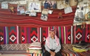 Ресепшн в пещере и двуспальное место посреди пустыни. Как выглядит самый маленький "отель" в мире