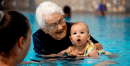 "Продовжуватиму": 102-річна інструкторка з плавання поділилася секретом довголіття (фото)