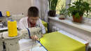 Плетуть маскувальні сітки та в’яжуть шкарпетки. Як люди з інвалідністю та пенсіонери з Дніпра допомагають ЗСУ