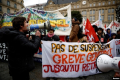 Франція: Макрон підписав закон про пенсійну реформу, попри протести