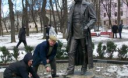 У Чернівцях двоє чоловіків як волонтери доглядають пам’ятник імператорові Францу-Йосипу