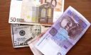 Українці все менше довіряють долару і євро – опитування
