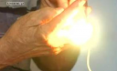 На Рівненщині дідусь голими руками запалює лампочки