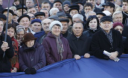 У центрі Львова пенсіонери розгорнули величезний стяг та кричали «Ні – московському ярму, так – українській незалежності!»
