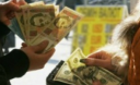 При обмене валют украинцам придется платить еще один сбор?