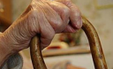 В Николаеве команды помощников оказывают пенсионерам парикмахерские и медицинские услуги
