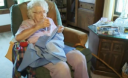 99-летняя бабушка каждый день шьет платья для нуждающихся детей