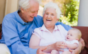 Медики открыли невероятную пользу общения бабушек и дедушек с их внуками
