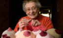 Вязаная грудь, созданная 91-летней пенсионеркой