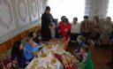 Седовласые студенты потчивали блинами вынужденных переселенцев из Донбасса