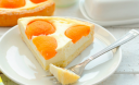 Аппетитный творожный пирог с персиками — отличная идея для летнего десерта