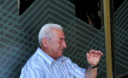 Фотографии плачущего греческого пенсионера вызвала бурю эмоций в сети