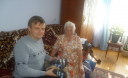 Бабуся зі Зборова в'яже шкарпетки для бійців