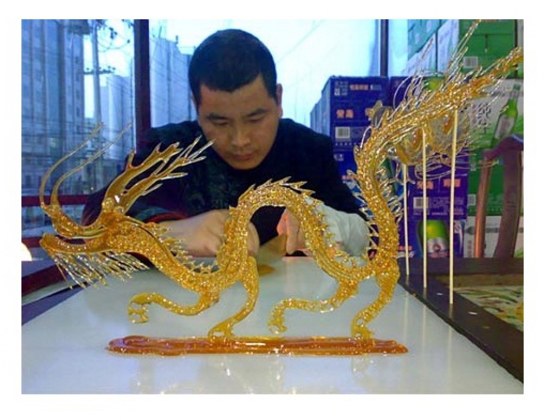 Солодке мистецтво: малюнок карамеллю...