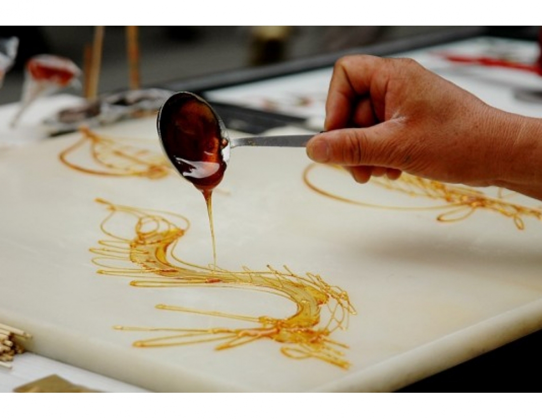 Солодке мистецтво: малюнок карамеллю...