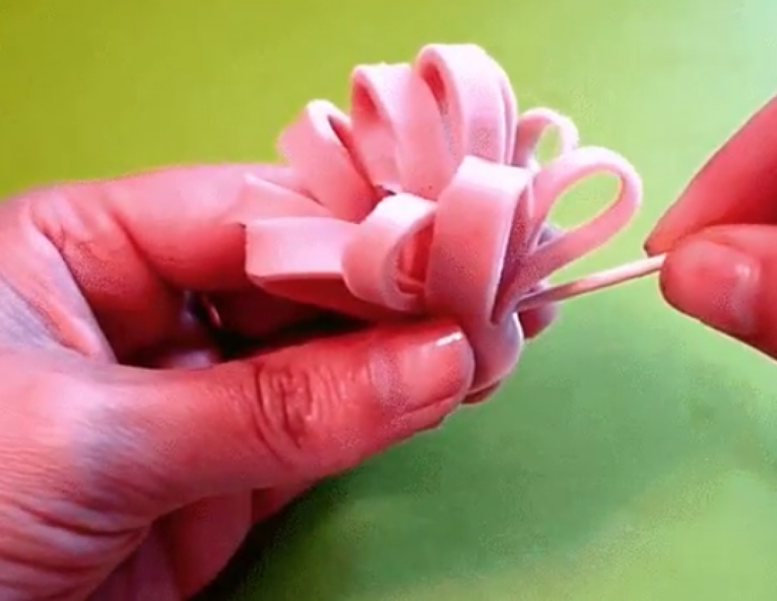 Квітка з ковбаси для прикраси святкових страв