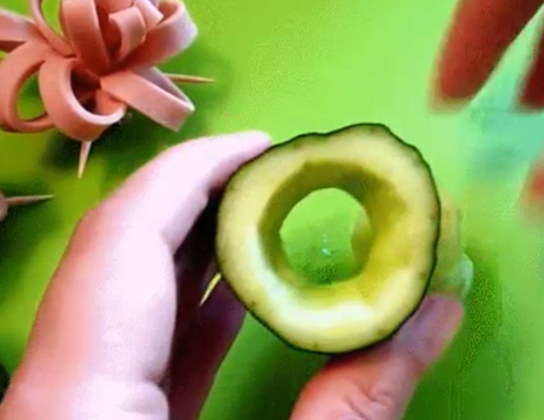 Квітка з ковбаси для прикраси святкових страв