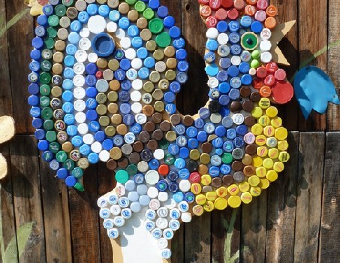 Неймовірна мозаїка ... з кришок з-під пластикових пляшок ;=)))