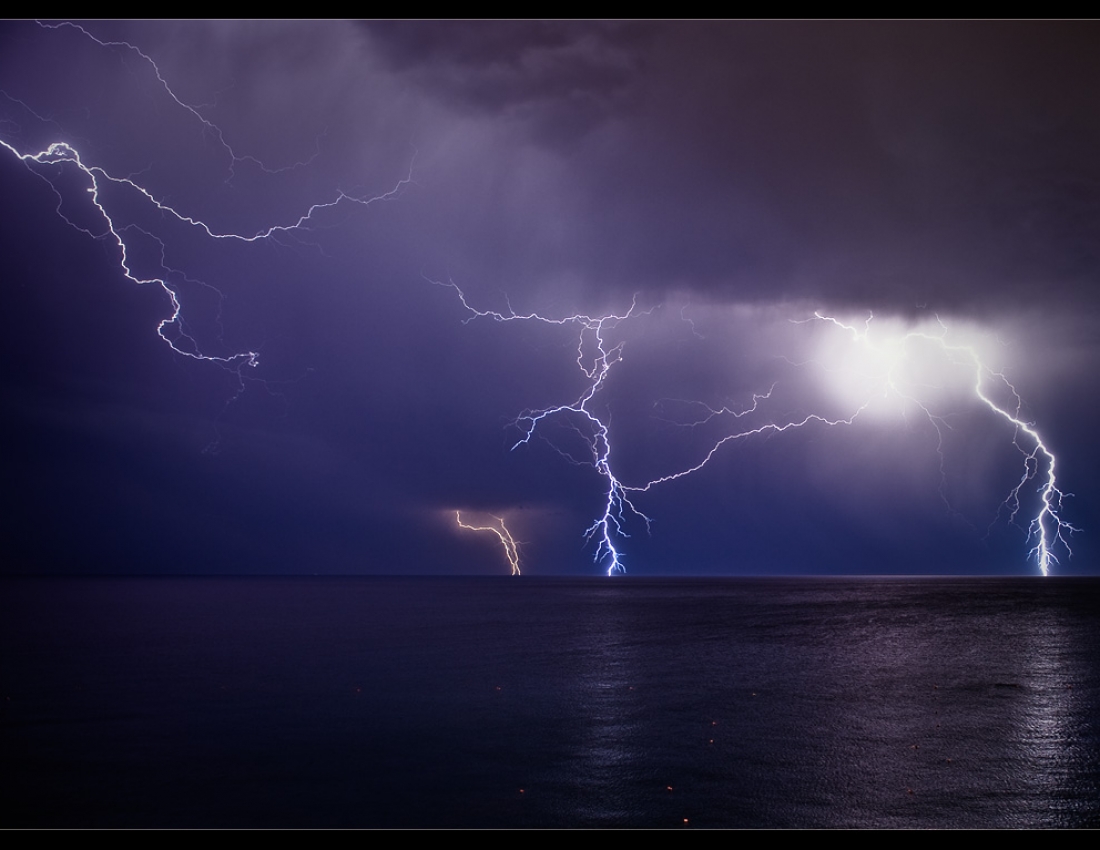 Грізні грози громом грають... Стріли-блискавки пускають...