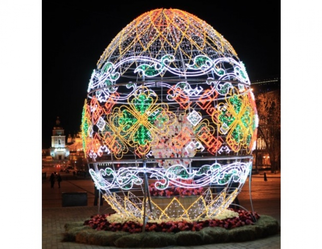 Унікальна світлодіодна писанка біля Софії Київської