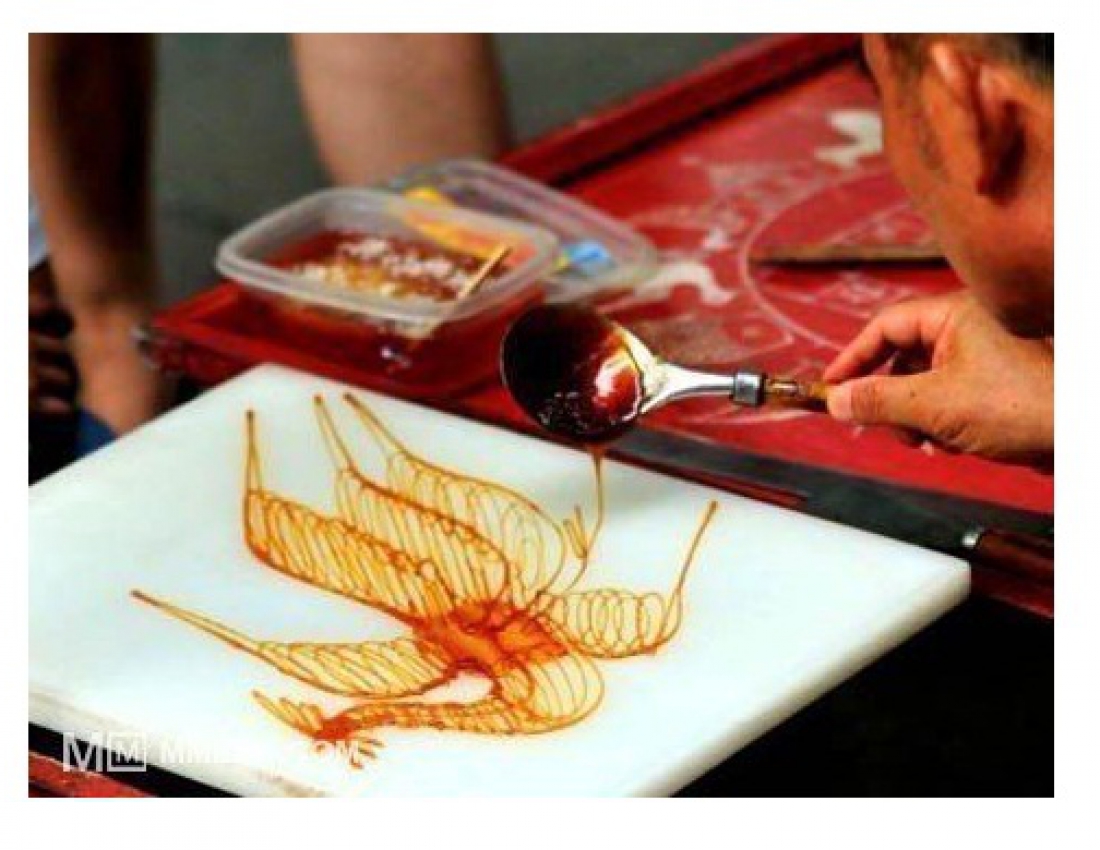 Солодке мистецтво: малюнок карамеллю...