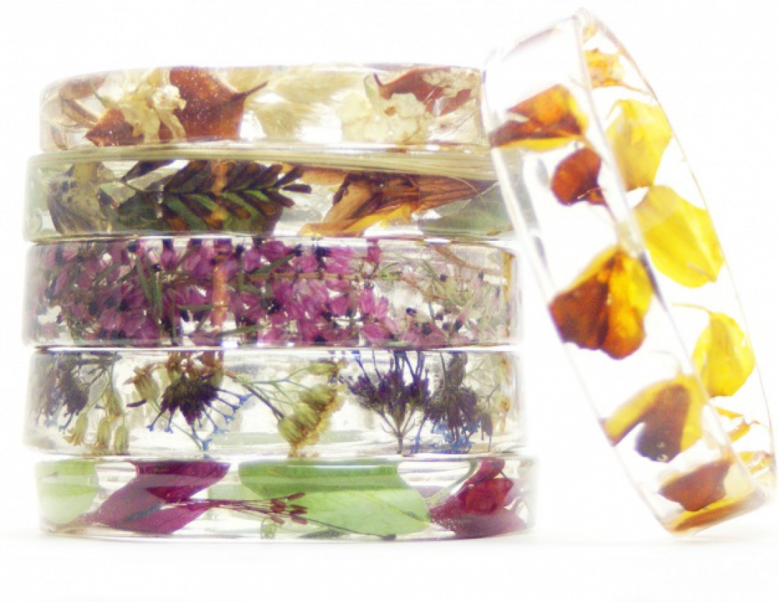 Живі квіти збережені в прикрасах