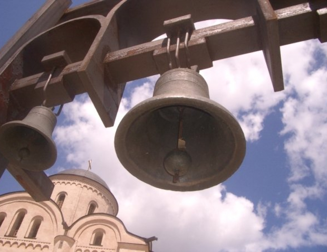 Понад світом церковний дзвін величавою піснею плаче ...