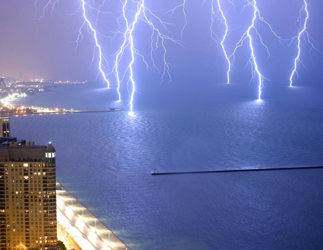 Грізні грози громом грають... Стріли-блискавки пускають...