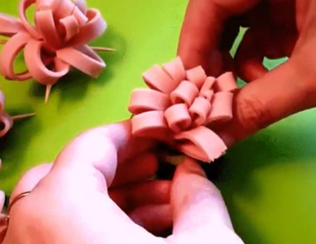 Квітка з ковбаси для прикраси святкових страв