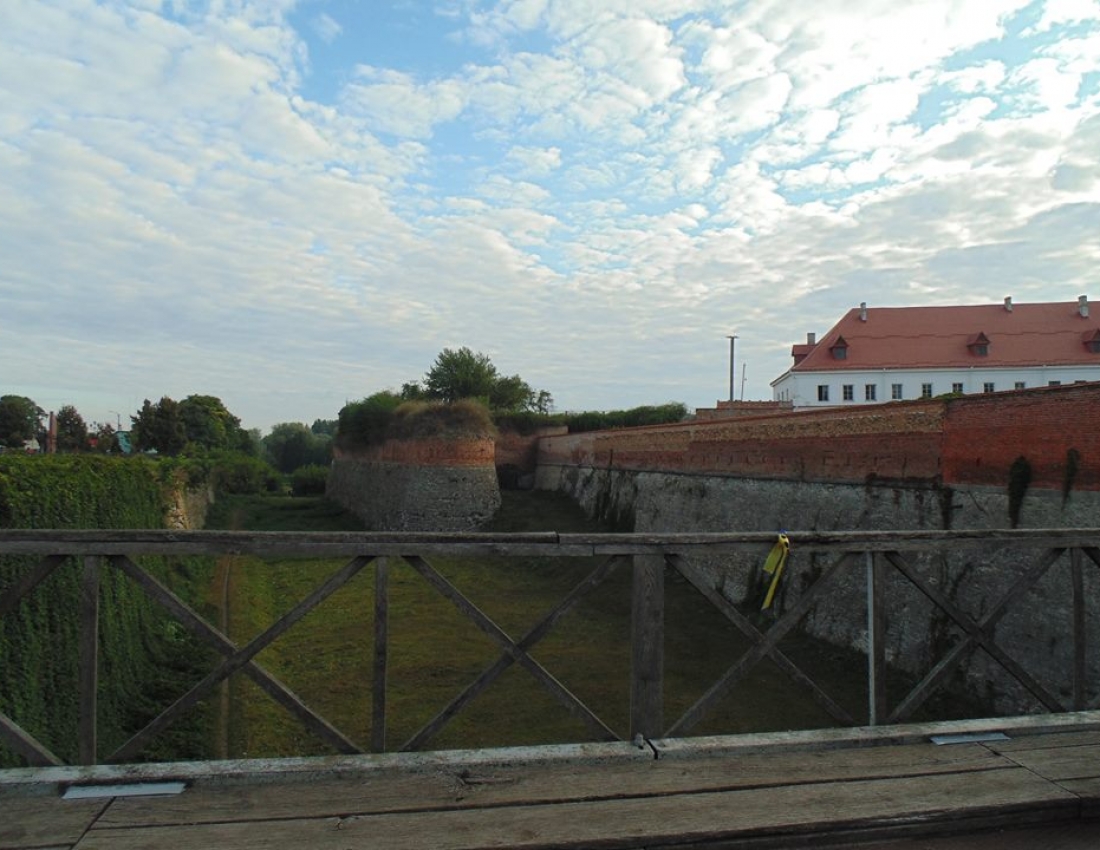 Члени Рівненського регіонального відділення ВАП на екскурсії у Дубенському замку, біля Тарасової криниці, у Музеї-майстерні ручного ткацтва "Легенди Волині" та на Вернісажі народного одягу у м.Радивилові