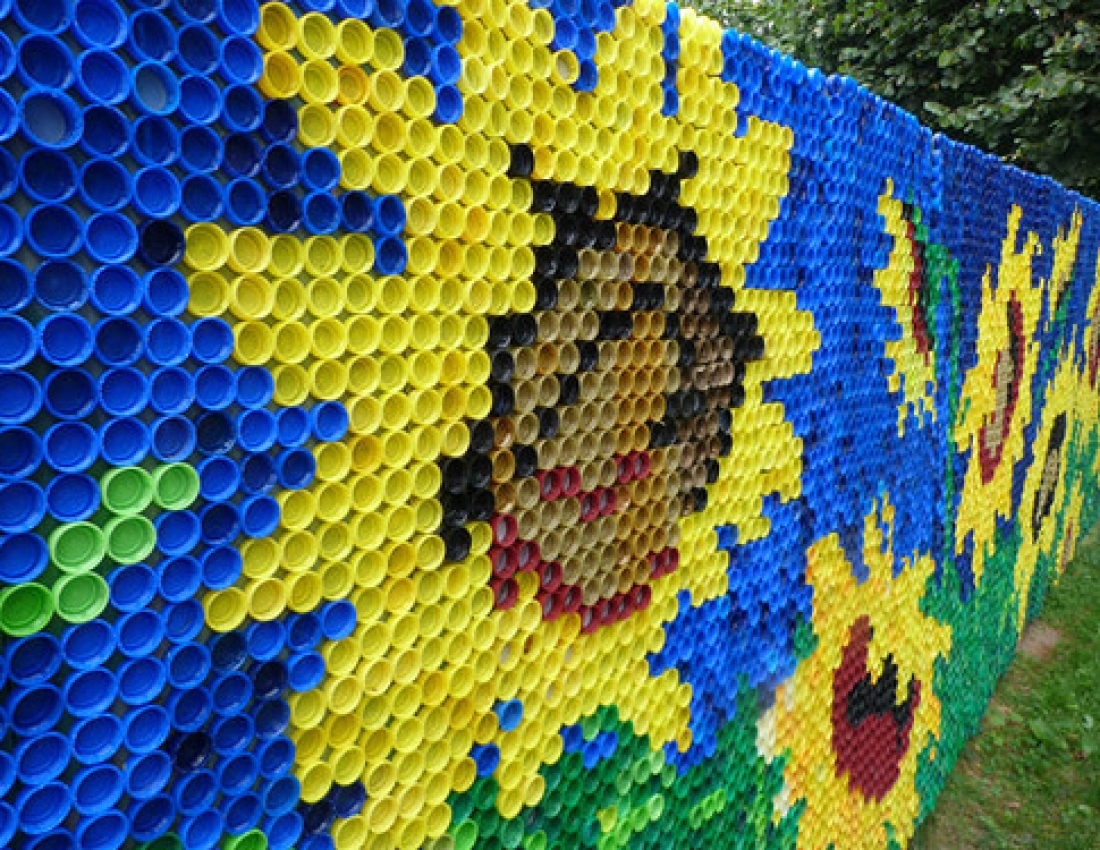Неймовірна мозаїка ... з кришок з-під пластикових пляшок ;=)))