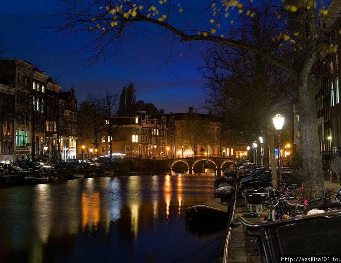 Вечірні вогні загадкового міста...