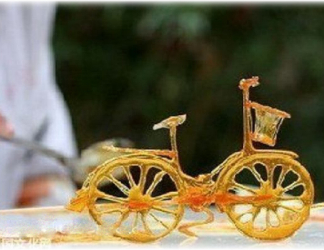 Солодке мистецтво: малюнок карамеллю...