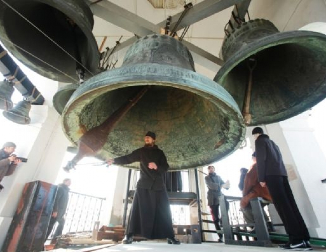 Понад світом церковний дзвін величавою піснею плаче ...